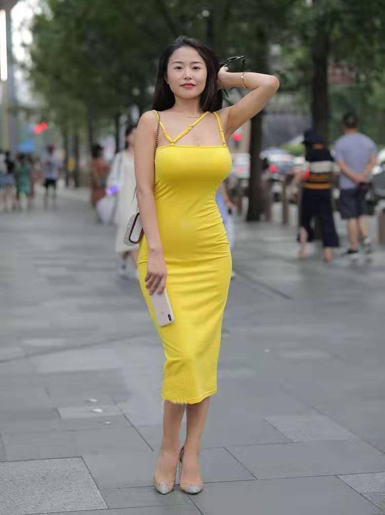 兼具|街拍一条简单的黄色吊带连衣裙,让你清凉一夏,身材与气质兼具