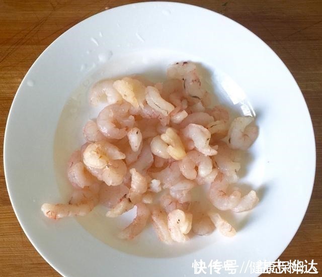 鸡蛋|做鸡蛋时,直接下锅难怪难吃,多加这一步,鸡蛋软滑鲜嫩不粘锅