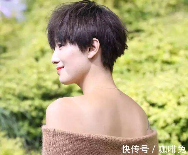 小子头|美女嫌太热,长发剪短发,清凉帅气很满意