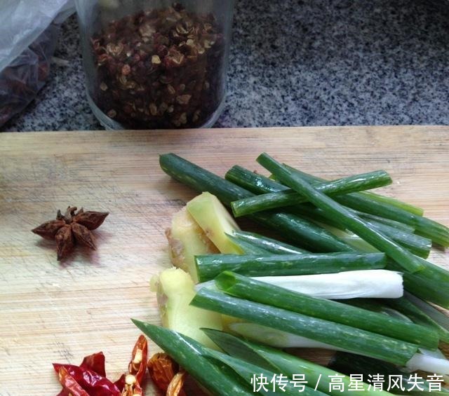 家常回锅肉，人在他乡能解思乡之苦的，莫过于吃一碗回锅肉