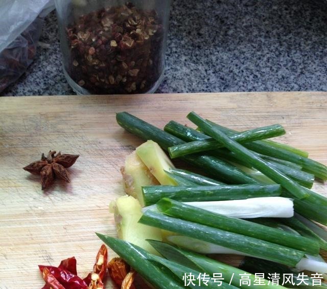家常回锅肉,人在他乡能解思乡之苦的,莫过于吃一碗回锅肉