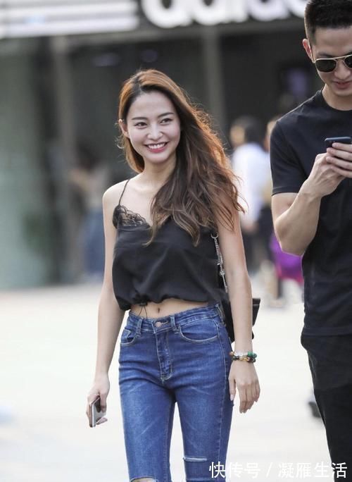 牛仔裤 黑色吊带上衣搭配牛仔裤,穿出简单大气,散发出迷人气质