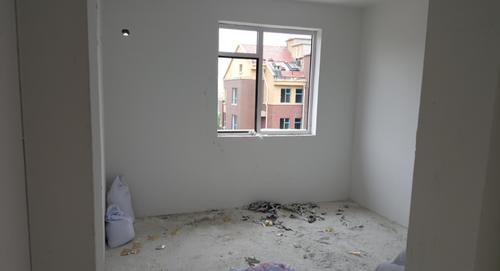 彩礼|婚房不加俺名还让俺拿装修钱？女子找人砸碎婚房门窗：谁都别想好