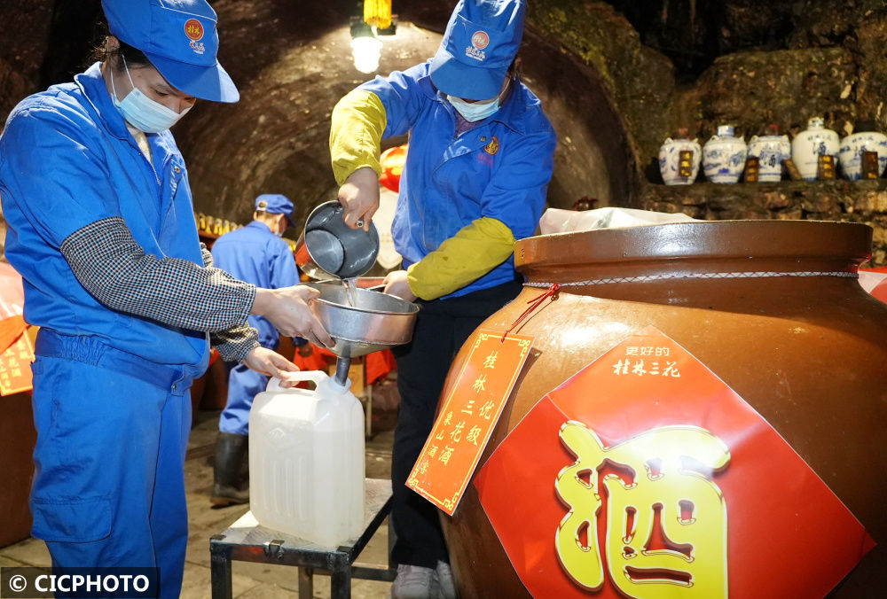 icphoto|广西桂林：象鼻山“打酒”过大年