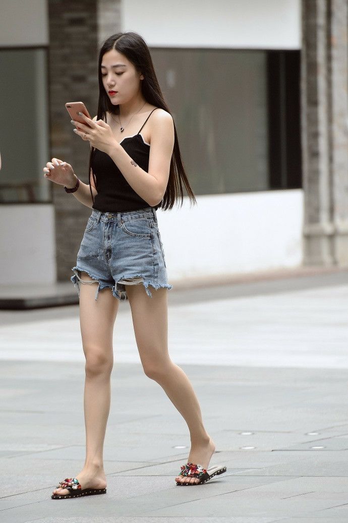 街拍:图5美女清新甜美微微笑,碎花短裙少女心,大气婉约玲珑身