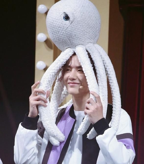 王一博以为没镜头,玩偶套头上就算了,再看他手上:本性藏不住了