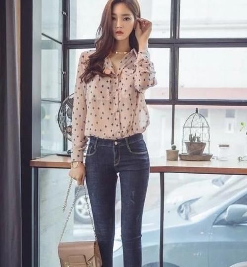 美女模特:紧身牛仔裤具有青春的活力,更有女人味!