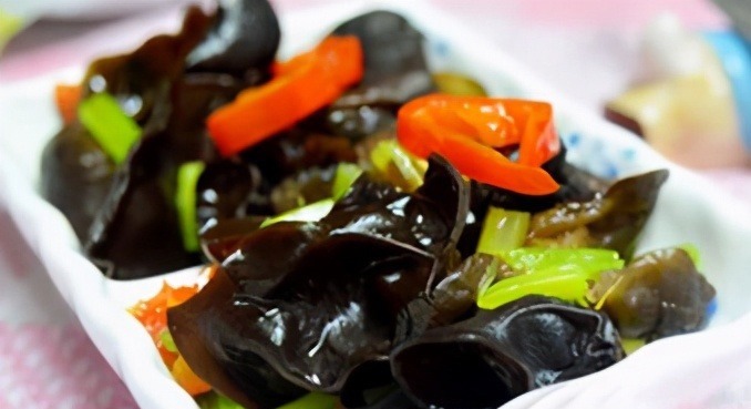 泡木耳时,直接加水就错了!厨师长教你一招,木耳3分钟就能泡软