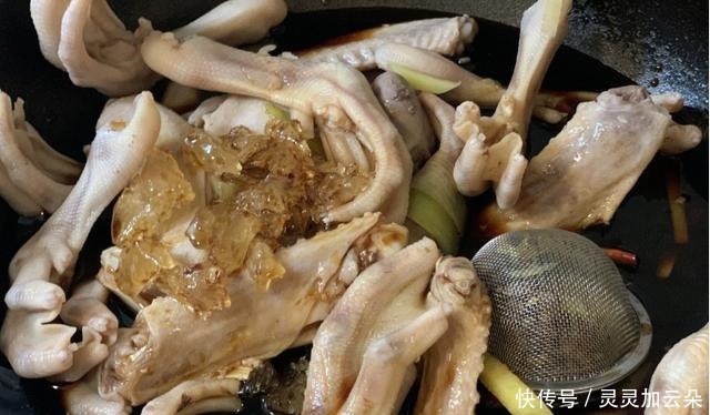 年夜饭首选甜辣酱香卤鸭货，酱香浓郁，肉嫩有嚼劲
