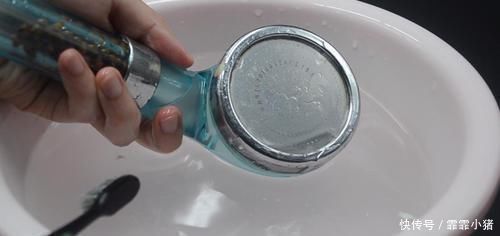 水垢|把牙膏挤到淋浴喷头上,一年能省下不少钱,解决了很多家庭的困扰
