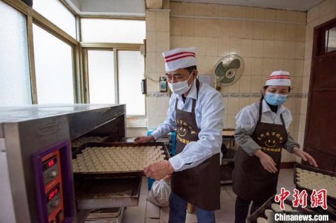  非遗食品百年传承 广西梧州手工猪油饼丰富春节百姓餐桌