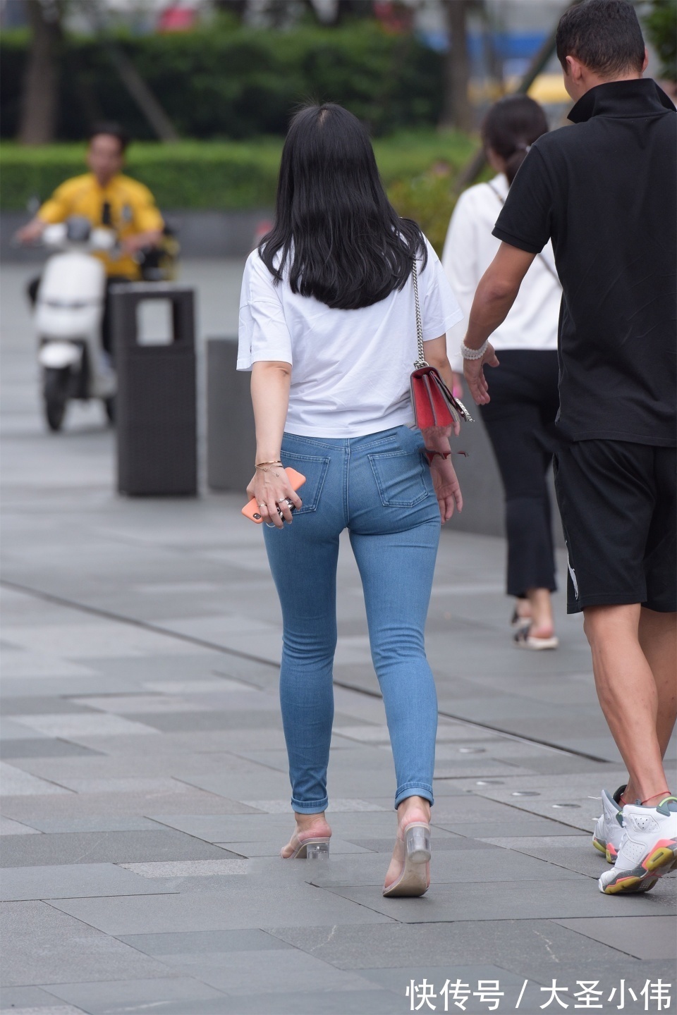 衣服|美女街拍：这位美女的纯情魅力不可抵挡，有一种岁月静好的感觉，撩人心弦