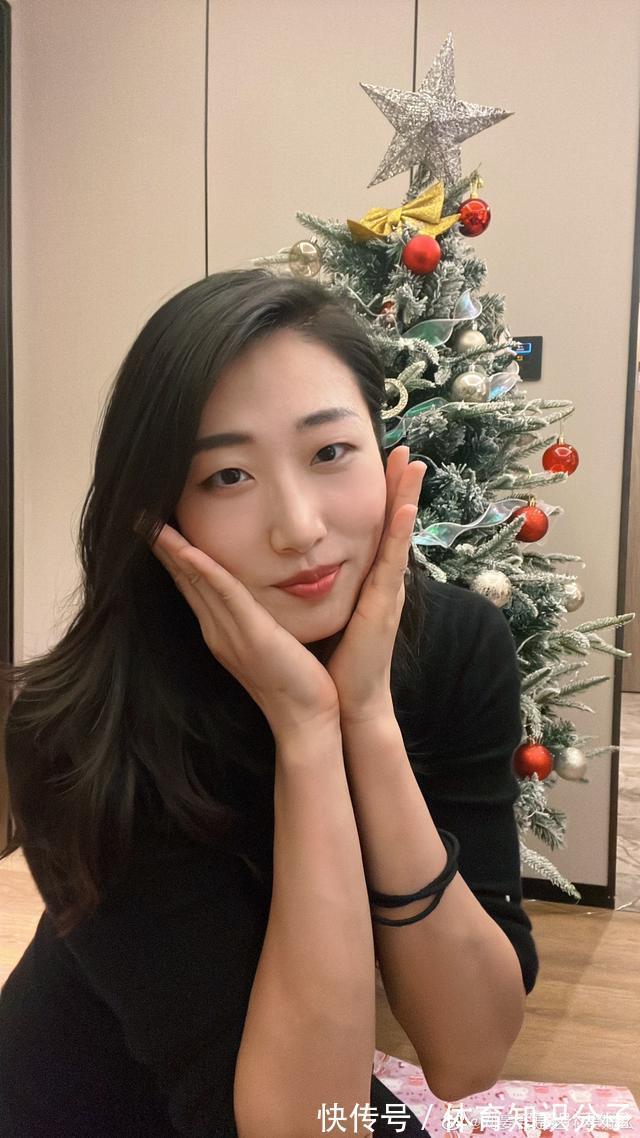 金软景|中国女排1米88国手神奇出圈!拍广告现场:身边男搭档被车推着走