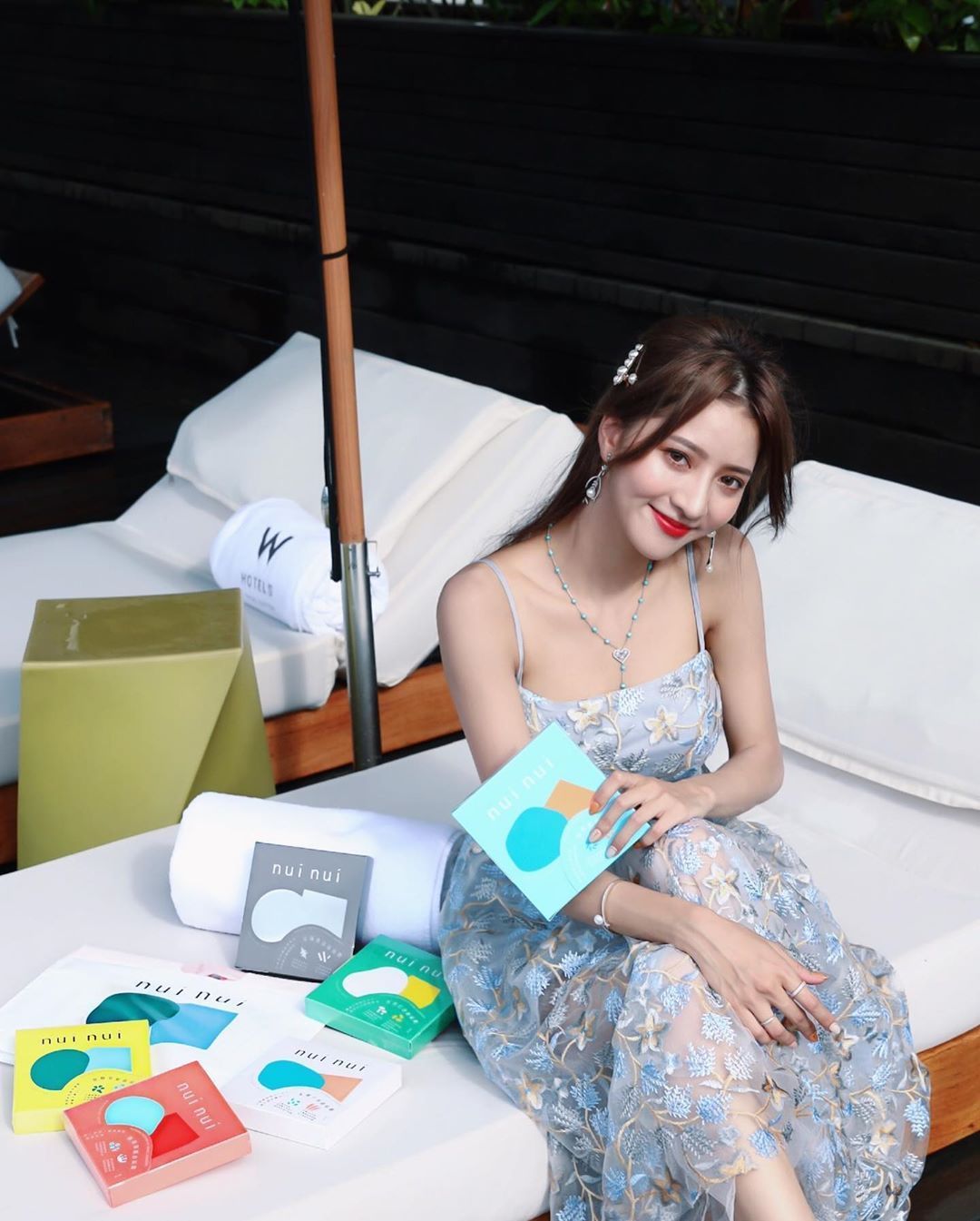 搭配|蓝色连衣裙搭配蓝灰色高跟鞋, 款式新颖, 设计精美