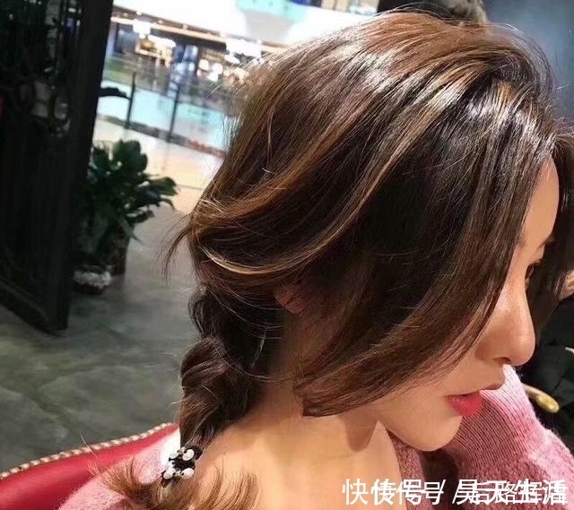 发圈|建议女人:出门别扎丸子头了,落伍了!“低马尾”都学起来,减龄