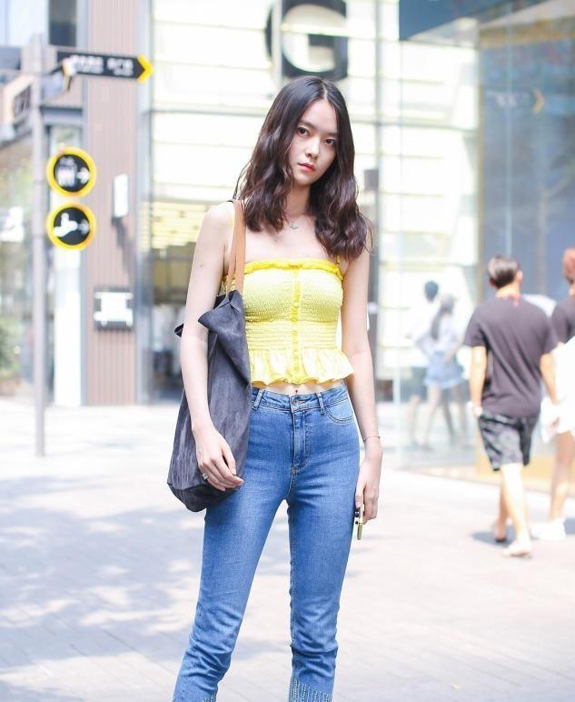 西装 面带微笑气质温和的美女,休闲西装搭配牛仔裤,精致又漂亮