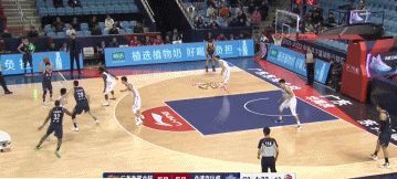 杜锋|大秀操作!徐杰14+8霸气单手抡抢篮板,杜锋点赞1米79“徐中锋”