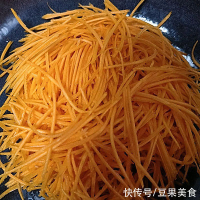 吃了这碗美味家常菜:凉拌胡萝卜,一口下肚感觉超暖