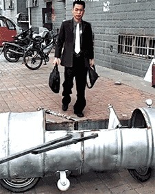 |搞笑GIF段子:现在的妹子是不是在家里待久了,都开启不正常舞蹈模式了?