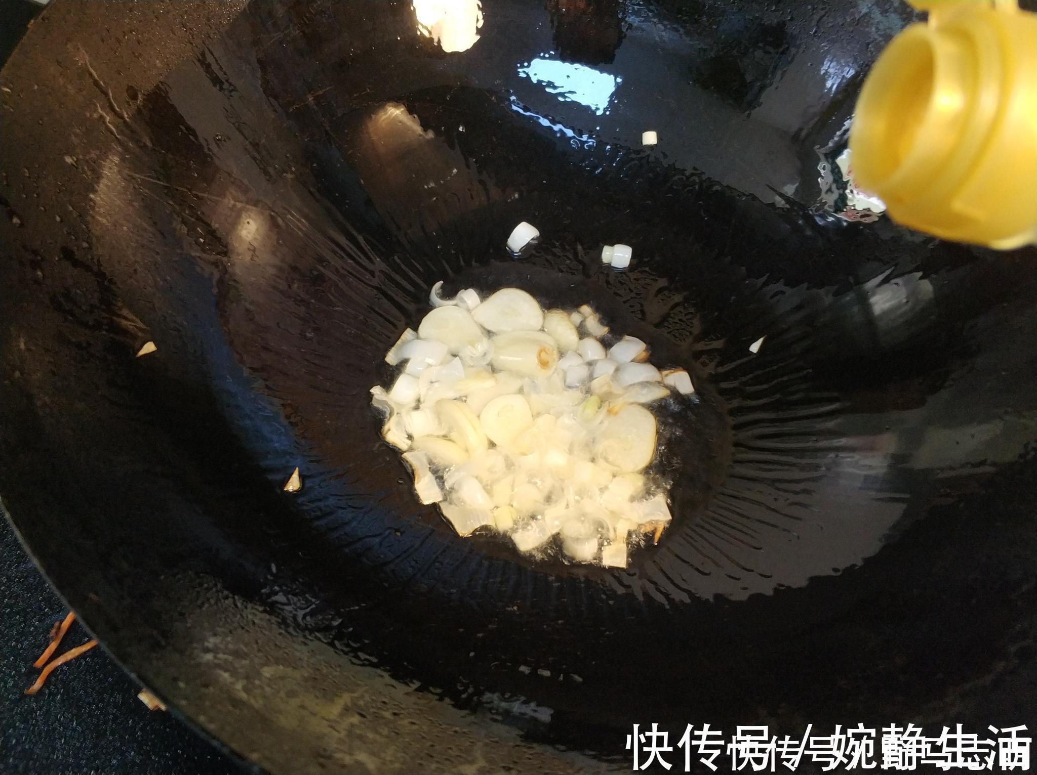 土豆丝|炒土豆丝,先放醋还是后放醋,这一步做对了,土豆丝脆爽又入味