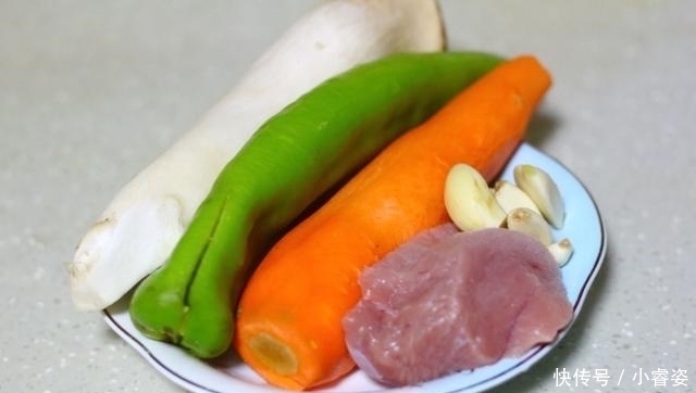 青椒|胡萝卜这样做，色香味全，营养丰富，简单炒一炒，5分钟就搞定