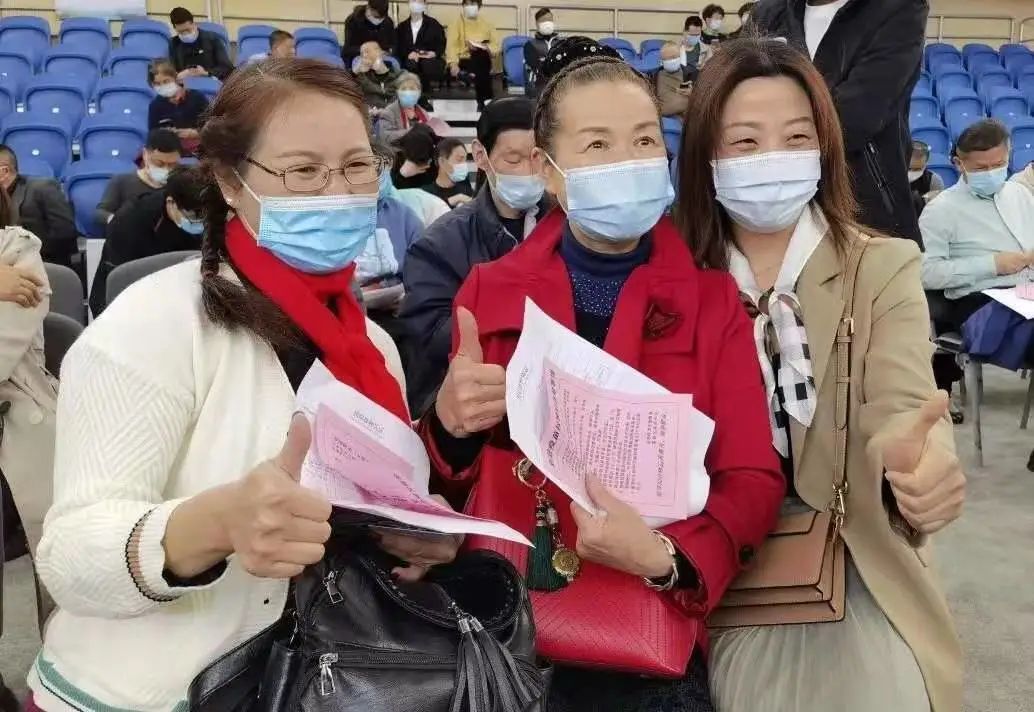 丽水80多位老年人组团接种免费新冠疫苗