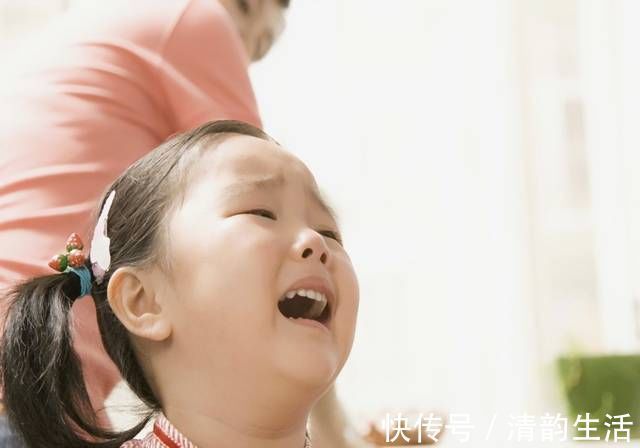 赵丽|孩子躺在地上赖皮不起,奶奶的“神操作”值得夸赞,隔代育儿典范