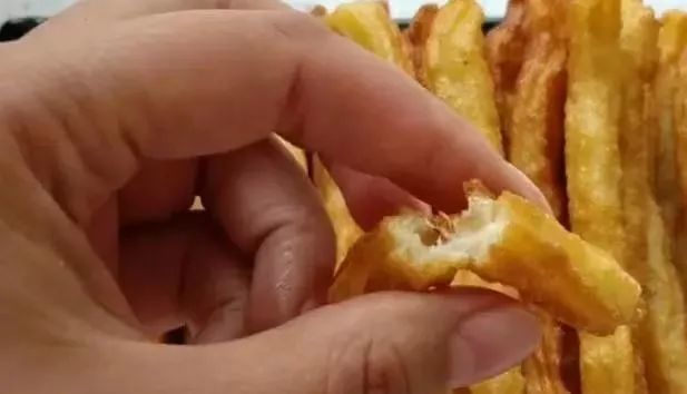这油条不加添加剂,不揉面不发面,酥嫩可口,20分钟就可以做一锅
