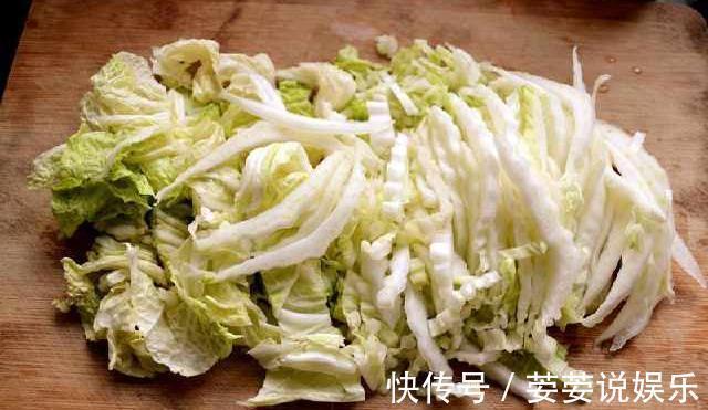 炒大白菜时,万万不要直接下锅,少这一步,不管怎么炒都难吃