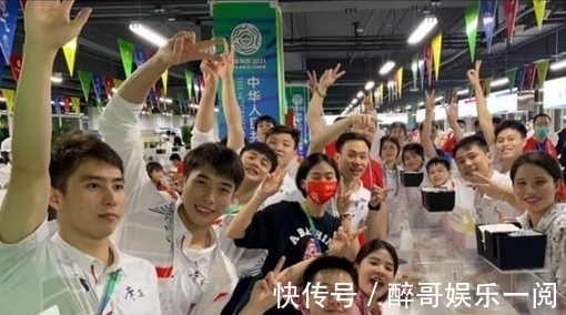 全运会豪取7金|全运会豪取7金,广东队食堂庆祝照曝光,全红婵低调躲到边边上!