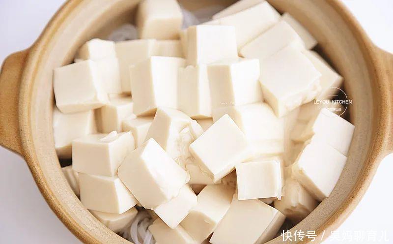 洋葱|豆腐不用炒，浇上料汁直接炖，滑嫩入味，几分钟就做好了