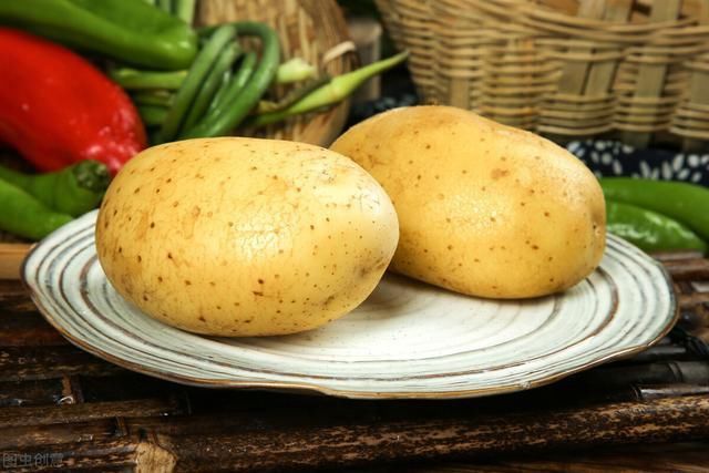 鸡蛋|土豆里打1个鸡蛋，居然这么好吃，我家一周吃5次都不腻，太香了