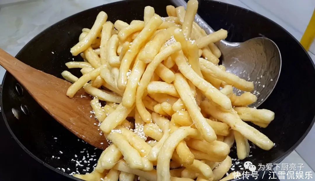  香甜|4个鸡蛋，1碗面，锅里炒一炒，又香又软又香甜，比沙琪玛还好吃！