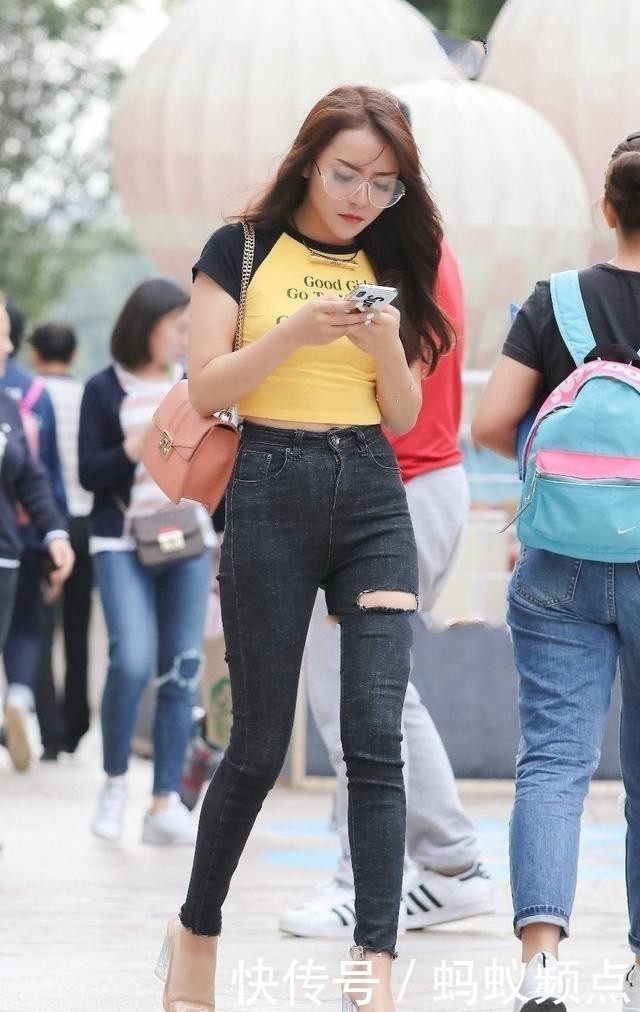 身材高挑|街拍：身材高挑的美女，白色一字肩上衣搭配黑色半裙，精致又漂亮
