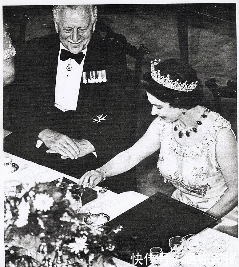 英女王这套玉首饰蛮好看的，但有50多年没戴过了，好可惜