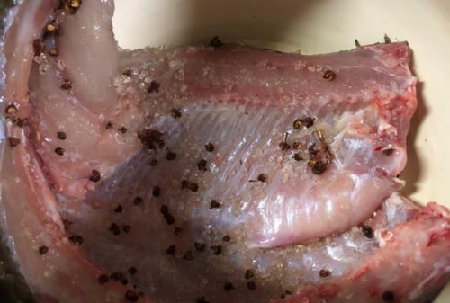 入味|腌咸鱼时,别直接抹盐腌,多加1个步骤,咸鱼咸香入味,更易储存