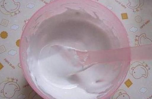 扦插茉莉花时,有一些“特殊水”,滴上几滴,能让茉莉花生根更快