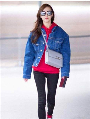 时尚|街拍简洁大方的小姐姐,秀出青春活力范,彰显诱人身材