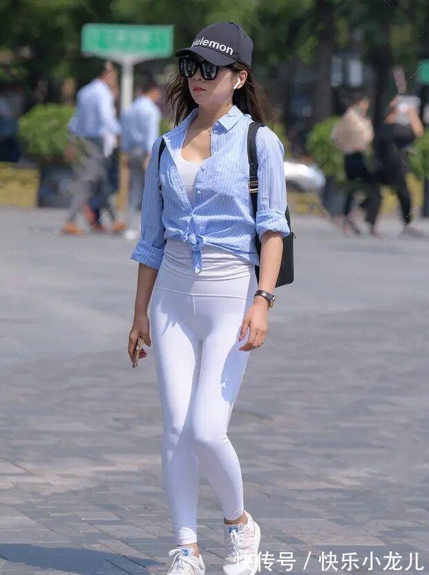aj 白色长款白色打底裤搭配蓝色上衣,自带慵懒气质,打造柔美感
