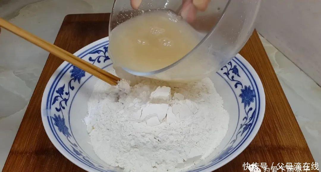 油炸小|面粉这么做才简单,锅里炸一下,既是油条又是面包,真的太香了