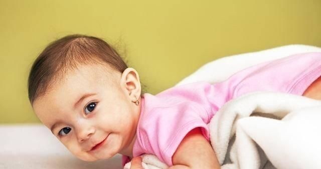 衣服|宝宝有这3种“表现”,可能是冷了,妈妈记得给宝宝添加衣服!