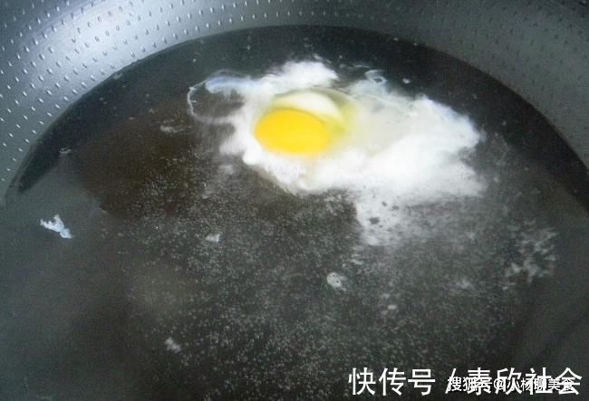 水煮蛋|做水煮荷包蛋，别急着水开下锅，多加这一步，鸡蛋嫩滑不散花