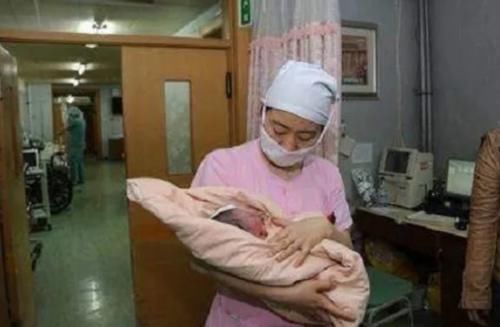 应该第一个抱新生儿的人,既不是爸爸也不是奶奶,听听护士的建议