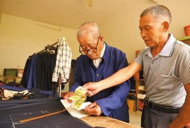  收购|为啥有人会高价收购70年代的缝纫机？7旬老裁缝偷偷告诉你实话