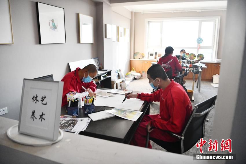 作画！长春：特殊的“画师”为残缺的人生增色