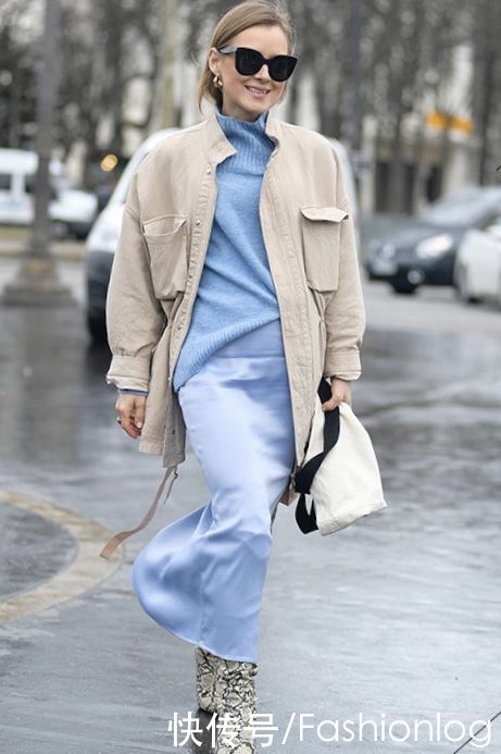 降温突袭，寒风中瑟瑟发抖？一件高领毛衣，时尚实用又百搭