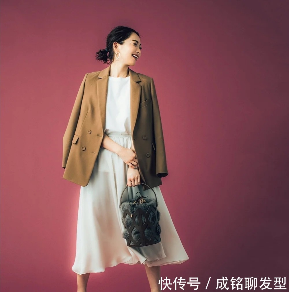 针织衫|入秋以后半身裙别急着收,配上这四款时髦上衣,减龄优雅又有气质