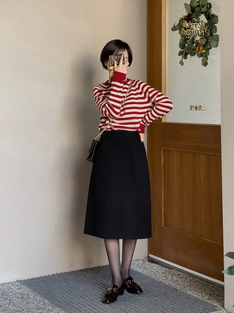 灰绿色 讲真,毛衣才是冬季穿搭的王者单品,柔软舒适又保暖,谁穿都好看