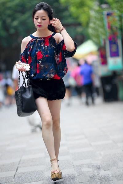 步行街|街拍:步行街上的小姐姐,气质一个比一个好,为什么呢?