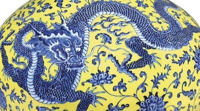 乾隆#600块钱在地摊上淘一个乾隆的青花云龙纹瓶,摊主气得蹲路边骂街